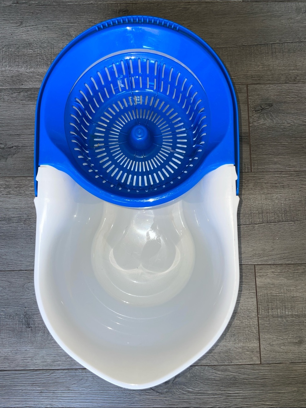 Spinning mop bucket